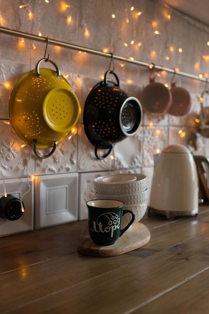 Kuchnia z naczyniami