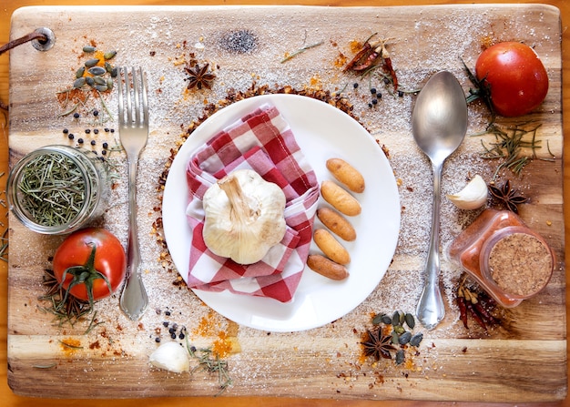 Obfite danie na drewnianym stole